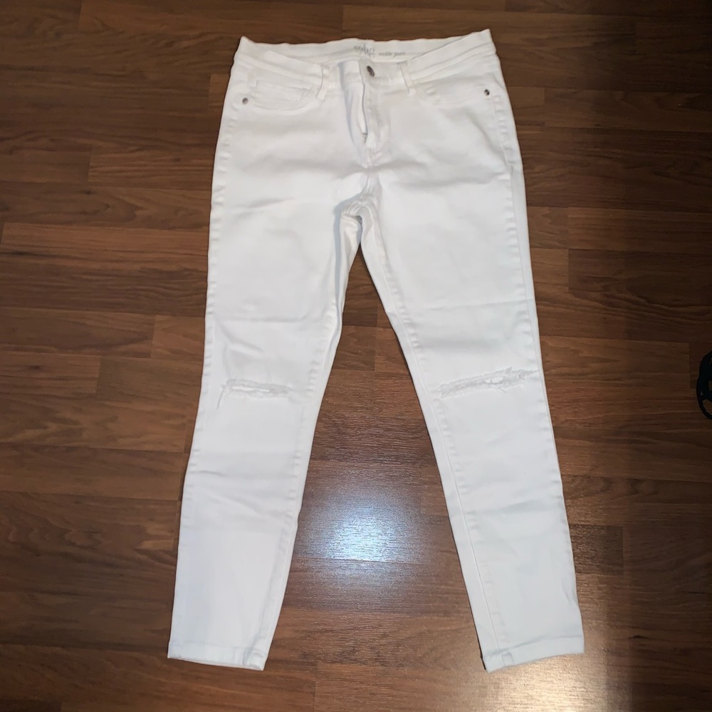 White Mid-rise jeans with knee rips